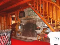Laughing Bear Log Cabin, historical, sleeps 8, full kitchen, 2 dining areas!!