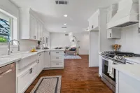 New-Bright-Stylish-City Center 4 Bedroom 3 Bath Home with Office - جاكوزي