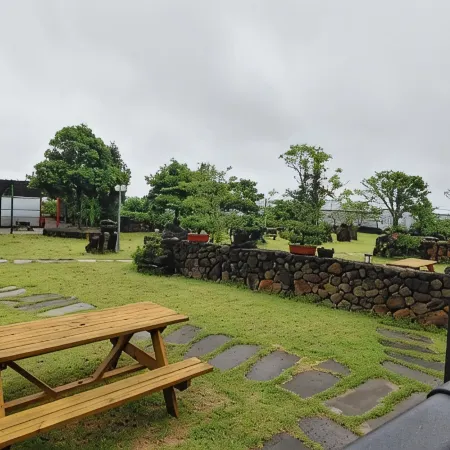 Jeju Sandeul Pension Отели рядом с достопримечательностью «Собор Святой Троицы»