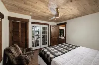 Lakefront Private Cove Retreat w/ Sandy Beach, Dock, Hot Tub + Boat & Ski Option - Boutique
