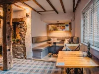 1 Bed Loft - Sleeps 2 - Parking - Wifi Hotels in Caerleon