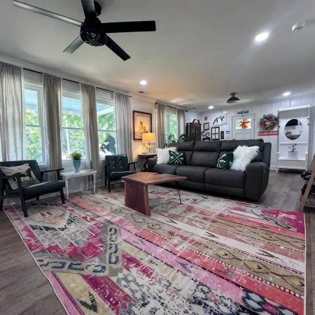 The Fox Den, Luxury Home, Just 2 Minutes Away from the Iconic Bell Buckle Cafe.