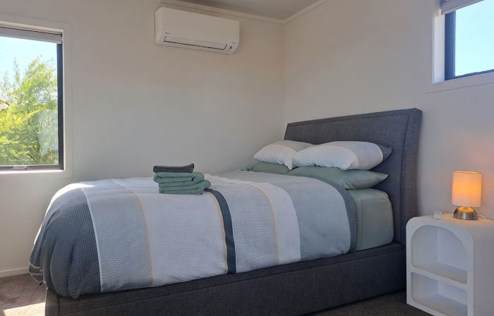 Comfortable studio with stunning mountain & ocean views – Your perfect getaway!