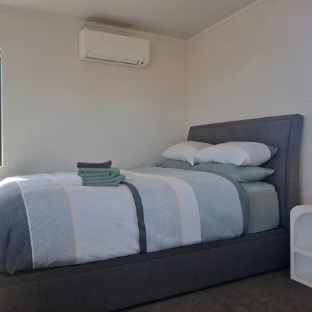 Comfortable studio with stunning mountain & ocean views – Your perfect getaway!