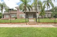 RENOVATED LUXURY 6000 sqft Mansion in Downtown Orlando SLEEP 14 NEAR Theme Parks