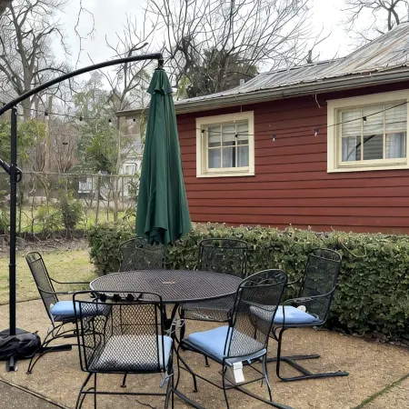 Wensel Cottage in downtown Natchez Walking distance to most shops & restaurants.