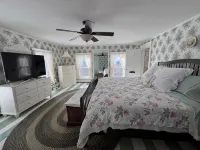 Charming 10+ Bedroom White Mountains Home close to Santa's Village and ski areas