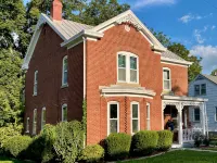 Gorgeous Historic Victorian - 4 bedrooms 2 bathrooms - 4 Blocks Walk to Town Hotels in Sainte Genevieve