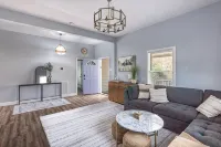 The Periwinkle Cottage, 3BR, 2BA Fort Mill Retreat. Close to Downtown!