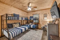 Large Family Getaway Cabin w/Hot Tub + Game Room - Minutes to Blue Ridge - Tiny houses