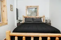 溪畔溫馨木屋帶熱水浴缸! - 小木屋