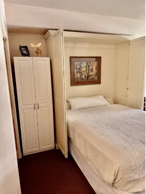 Studio + hot tub/pool- Next to lifts/brewery/food - 2-Star