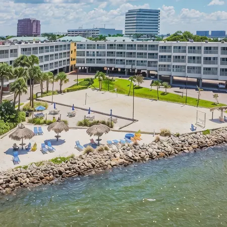 1 Bedroom, Sleeps 4, Waterfront Balcony, Full Kitchen, Pool, A.C., Smart TV