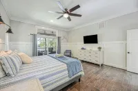 Luxury LAKEFRONT 7Bdr/7.5Ba -Huge Boathouse in Quiet Cove-Public Side-Stunning - 4-Star