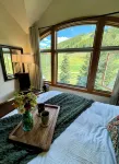 Large Cozy Townhouse Ski-in / Ski-out to Super Bee, Private Washer /Dry & Garage