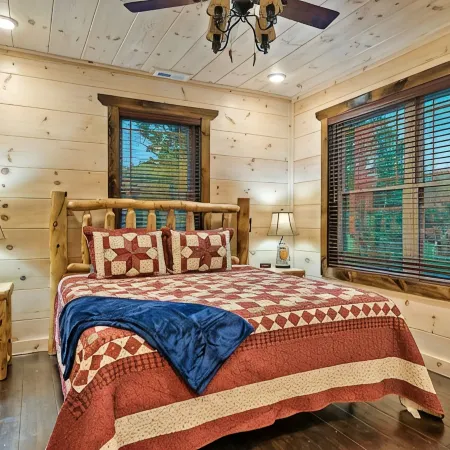 Creekside PF Cabin. Hot Tub, Game Rm & Creek Views!5Mins to PF Attractions.