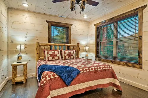 Creekside PF Cabin. Hot Tub, Game Rm & Creek Views!5Mins to PF Attractions. - ชาเลต์