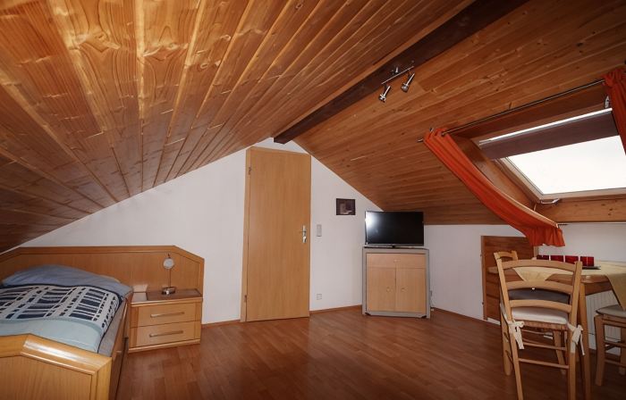 Vacation Apartment for up to 6 People with Sunny Courtyard, Garden and Pool