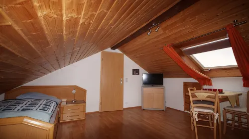 Vacation Apartment for up to 6 People with Sunny Courtyard, Garden and Pool - Wifi