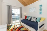 Decked Out - Tranquil! Immaculate! Unique! Downtown! Dock Your Boat!! - House Boats
