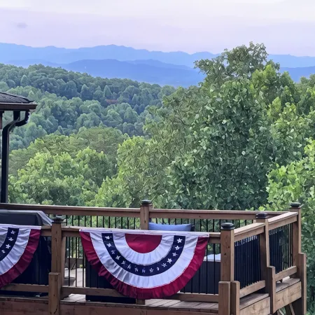 Private, 5 Star Mtn. Home. Amazing LR Views, Hot Tub, 2 Decks, & Game Room!