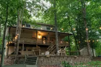 Luxurious cabin with fire pit, kayaks, and dock. - balcony
