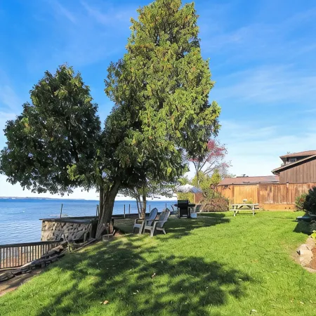 Charming 3-bedroom lakefront house with large yard and sandy beach