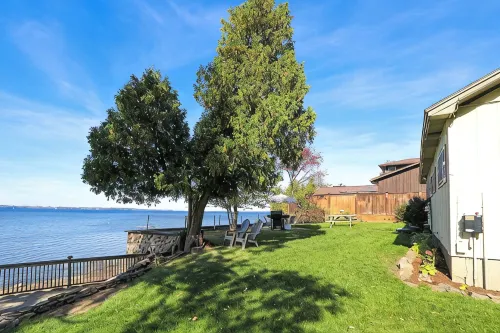 Charming 3-bedroom lakefront house with large yard and sandy beach - Beach