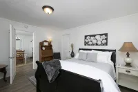 Charming Country Cottage Retreat -  Walking distance to Downtown - Wifi