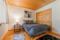 Mt Baker Cabin w/ Private Hot Tub & Deck - Chalets