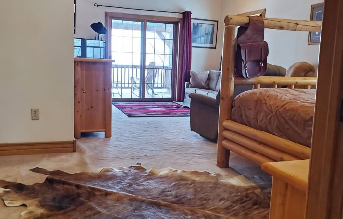 Hydro-Massage Tub! Wrangler Outlaw Suite! Horses!