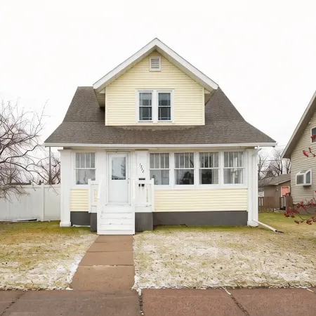 The Sunflower Home- Game Room & Hot Tub! Pet Friendly: Dogs & Cats Are Welcome!