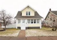 The Sunflower Home- Game Room & Hot Tub! Pet Friendly: Dogs & Cats Are Welcome! - 4-Star