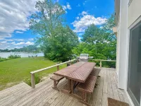 Family Friendly Waterfront Home - Private Dock, Kayaks, Fire Pit, Grill, Deck - 무료 와이파이