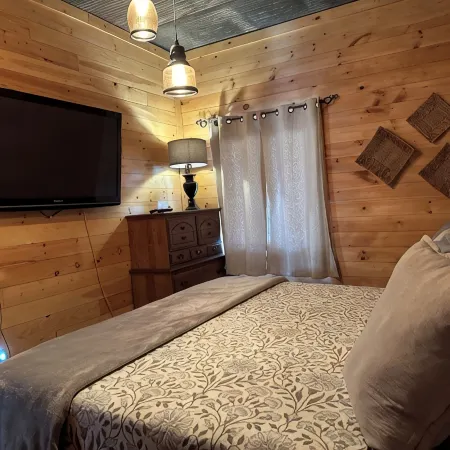 Just A Stone's Throw Cabin from Eminence, Jacks Fork, & Cross County Trail Ride Hoteles en Condado de Shannon