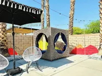 The California Dreamhouse, by Desert Vibes. Saltwater Pool + Hot Tub! - 2つ星