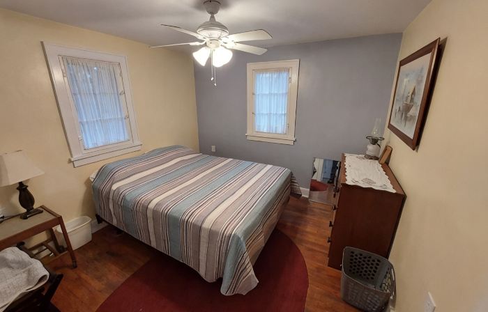 Geneva on the Lake HOT SPOT, 3 bedrooms/ w loft,2 bath ,sleeps 8-10. Huge deck .