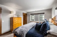 Luxury Accommodations on the Park  with Big Mountain Views - شرفة
