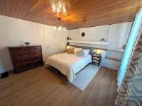Renovated Ravine Cottage | Walk to Beach | Sleeps 8 | A/C, BBQ, & Firepit - Homestays