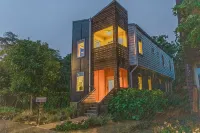 Brilliant Southside Home on 2 Acre Park + Pet Friendly - balkon