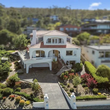 Huge luxurious Family home - Stunning Water Vista, 15 min from Hobart CBD