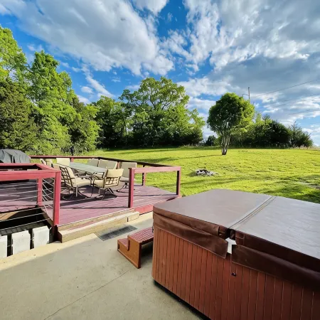 BEAUTIFUL VERY SPACIOUS home in heart of Branson - Hot Tub, Game Room,Large Yard