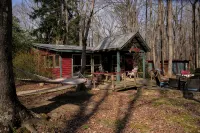 Designer 1880s Log Cabin - 2 Private King Suites - Walk to Mentone - Chalets