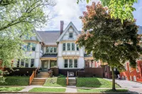Lake Drive Mansion ~ Downtown ~ Art Museum ~ Lakefront - Bungalows