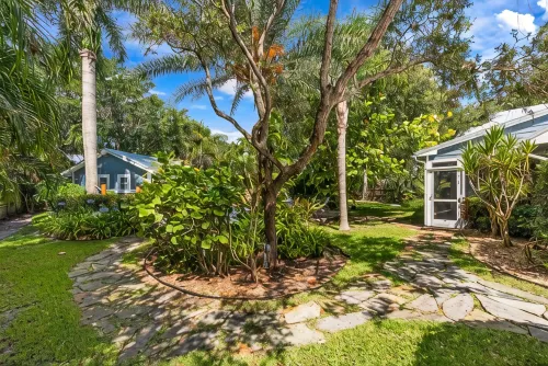 Tropical Resort Style Retreat w/ Pool House 4BR, 3 Bath - Wifi