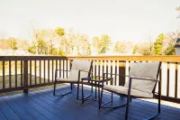 NEW! Scandinavian Cottage in Duke~King Bed - balcony
