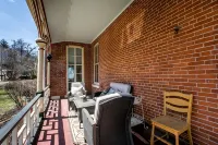 Charming Historic 4 Bedroom with Hot Tub - โฮมสเตย์