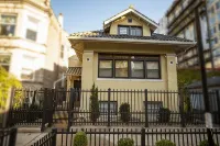 Chicago Bootlegger House Sleeps 11-22 with 3 parking spots - Bungalows