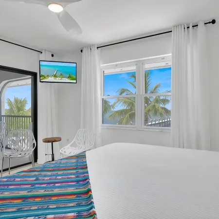 MILLION DOLLAR VIEW very private 4 bedroom resort with pool, pier, kayaks, spa