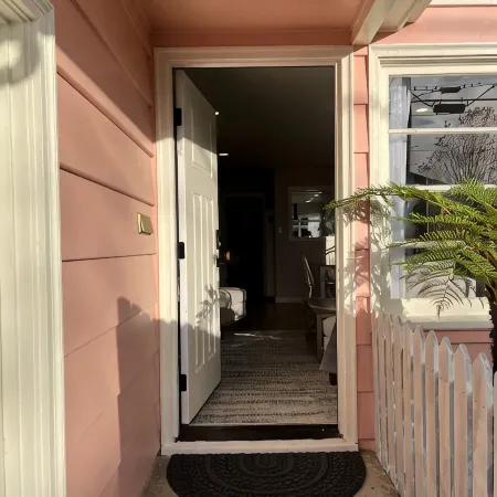 Cheerful Two Bedroom Bungalow Newly Remodeled! Arcade games, Air Hockey Table.